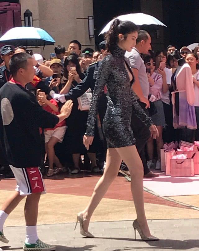 超模何穗为“维密”站台,雪白肌肤及超长美腿吸引路人围观