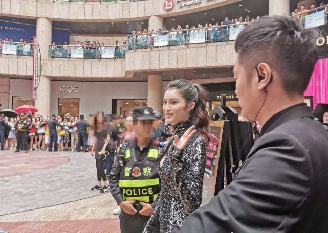 超模何穗为“维密”站台,雪白肌肤及超长美腿吸引路人围观