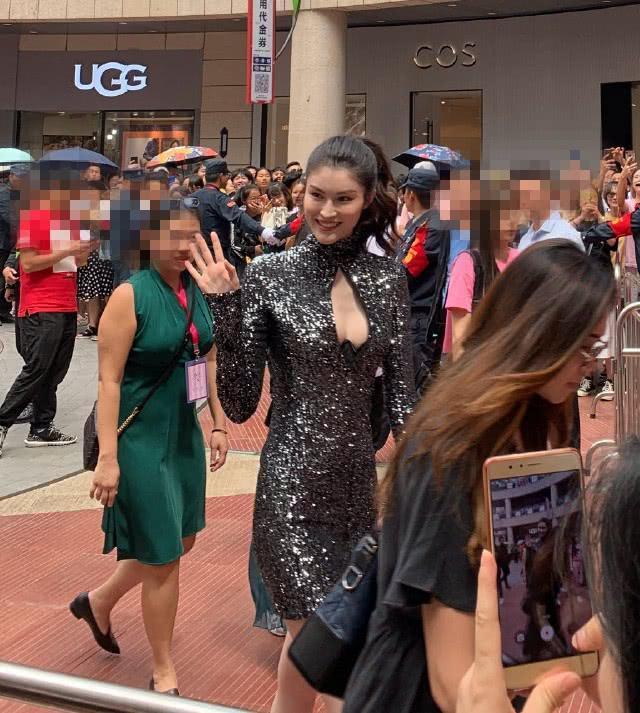 超模何穗为“维密”站台,雪白肌肤及超长美腿吸引路人围观