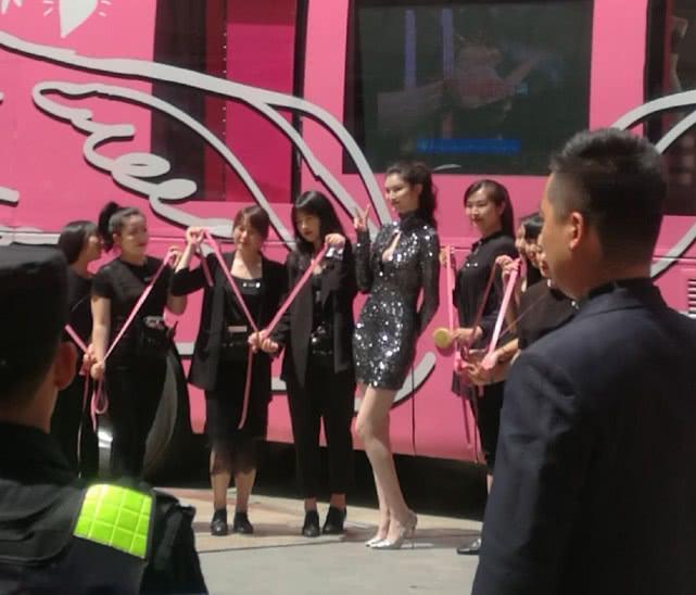 超模何穗为“维密”站台,雪白肌肤及超长美腿吸引路人围观