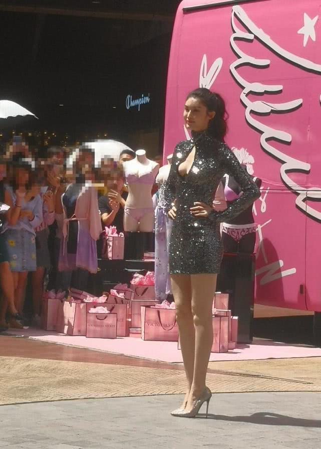 超模何穗为“维密”站台,雪白肌肤及超长美腿吸引路人围观