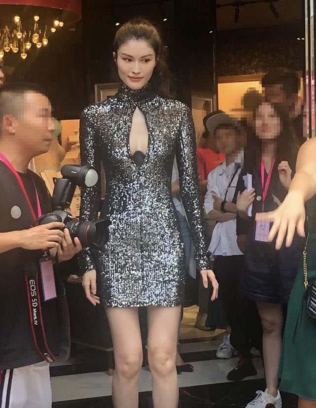 超模何穗为“维密”站台,雪白肌肤及超长美腿吸引路人围观