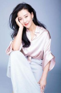 ​苗圃与罗晋分手后，嫁给比自己大19岁的富豪，如今生活幸福