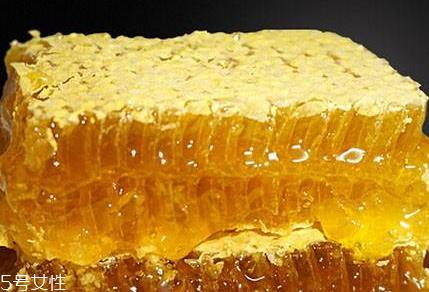 蜂巢蜜可以空腹吃吗 早起空腹嚼食30克即可