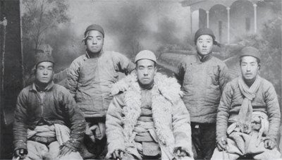 ​真实的“座山雕”有多狠？比影视剧中更加凶残，让人望而生畏