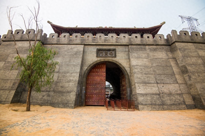 中原影视城，热门影视拍摄地，以民国时期文化为背景的仿古建筑群