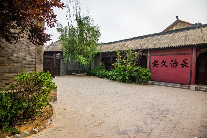 中原影视城，热门影视拍摄地，以民国时期文化为背景的仿古建筑群