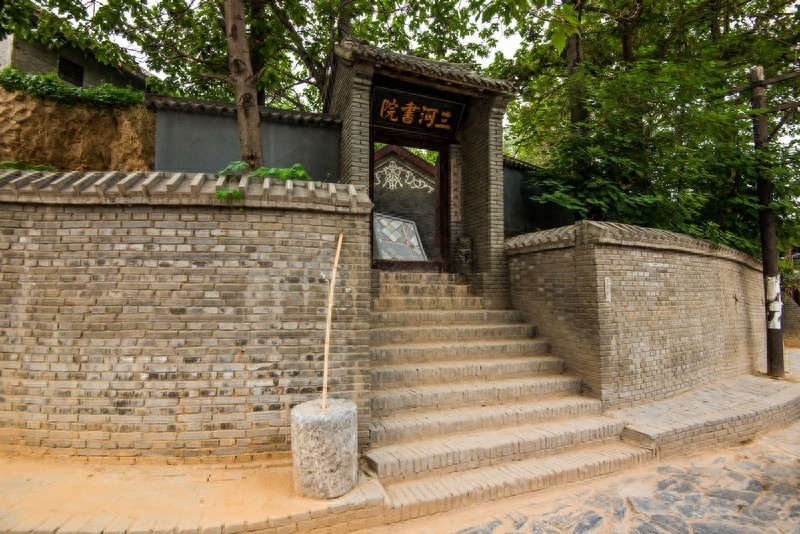 中原影视城，热门影视拍摄地，以民国时期文化为背景的仿古建筑群