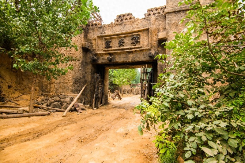 中原影视城，热门影视拍摄地，以民国时期文化为背景的仿古建筑群