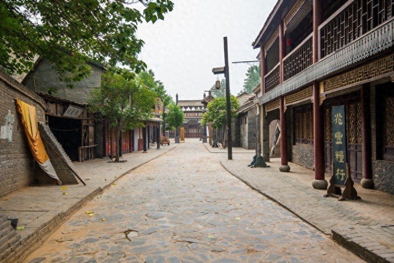 中原影视城，热门影视拍摄地，以民国时期文化为背景的仿古建筑群