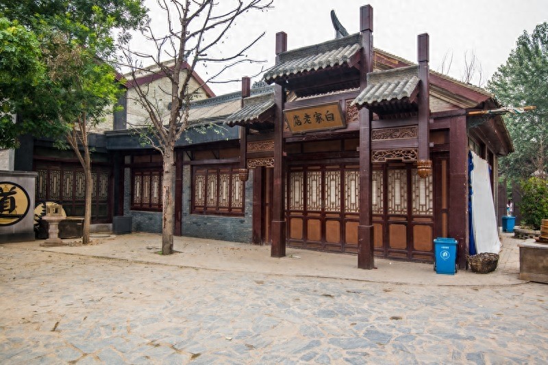 中原影视城，热门影视拍摄地，以民国时期文化为背景的仿古建筑群