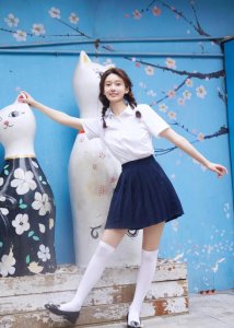 ​王子璇清纯校园写真，JK制服清新文艺，双麻花辫气质灵动