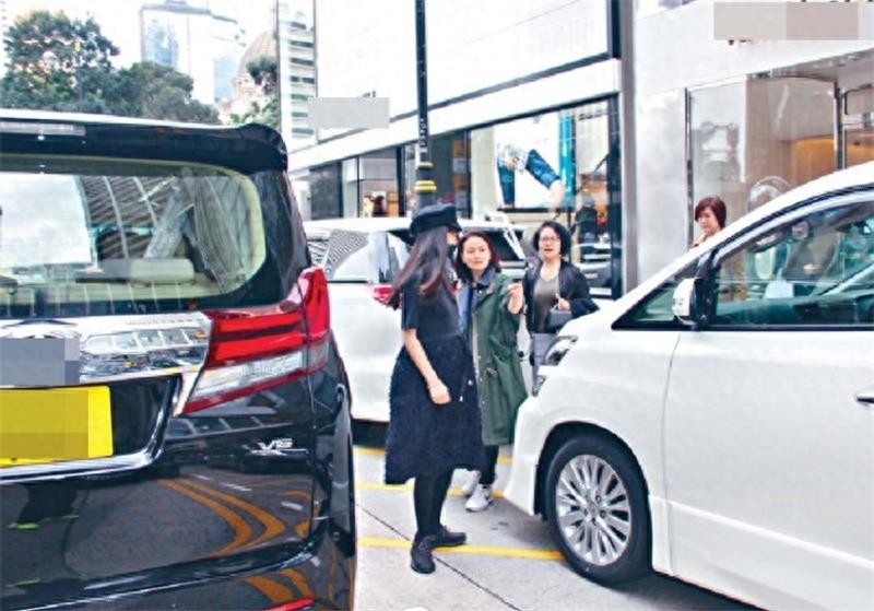 杨颖现身,挺大肚子身体暴瘦,网友:孕肚都快掉下来了,要生了