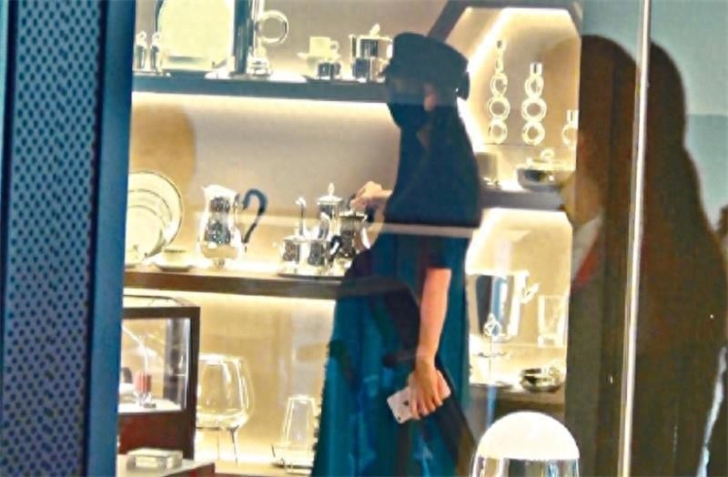 杨颖现身,挺大肚子身体暴瘦,网友:孕肚都快掉下来了,要生了