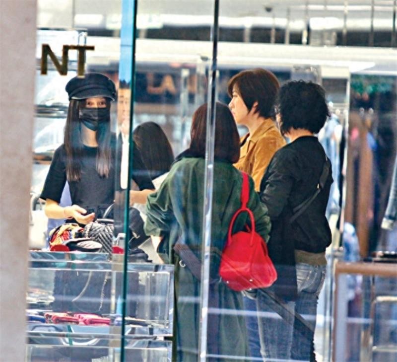 杨颖现身,挺大肚子身体暴瘦,网友:孕肚都快掉下来了,要生了