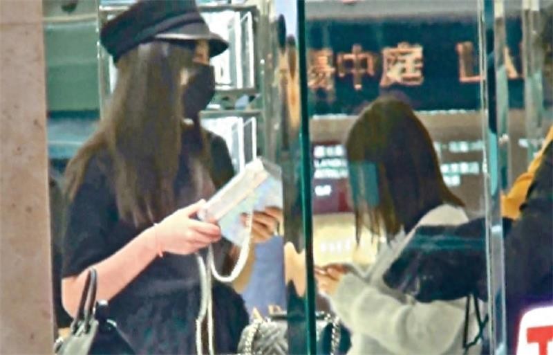 杨颖现身,挺大肚子身体暴瘦,网友:孕肚都快掉下来了,要生了