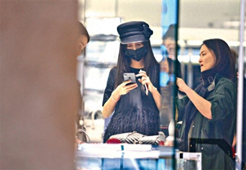 杨颖现身,挺大肚子身体暴瘦,网友:孕肚都快掉下来了,要生了