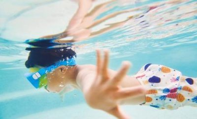 ​经常游泳会不会湿气重怎么办(天天游泳湿气会加重吗?)