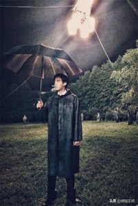 ​明星撑伞时的模样，朱一龙帅气，古力娜扎美艳