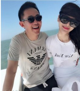 ​53岁侯勇小20岁娇妻曝光，美艳不比明星差