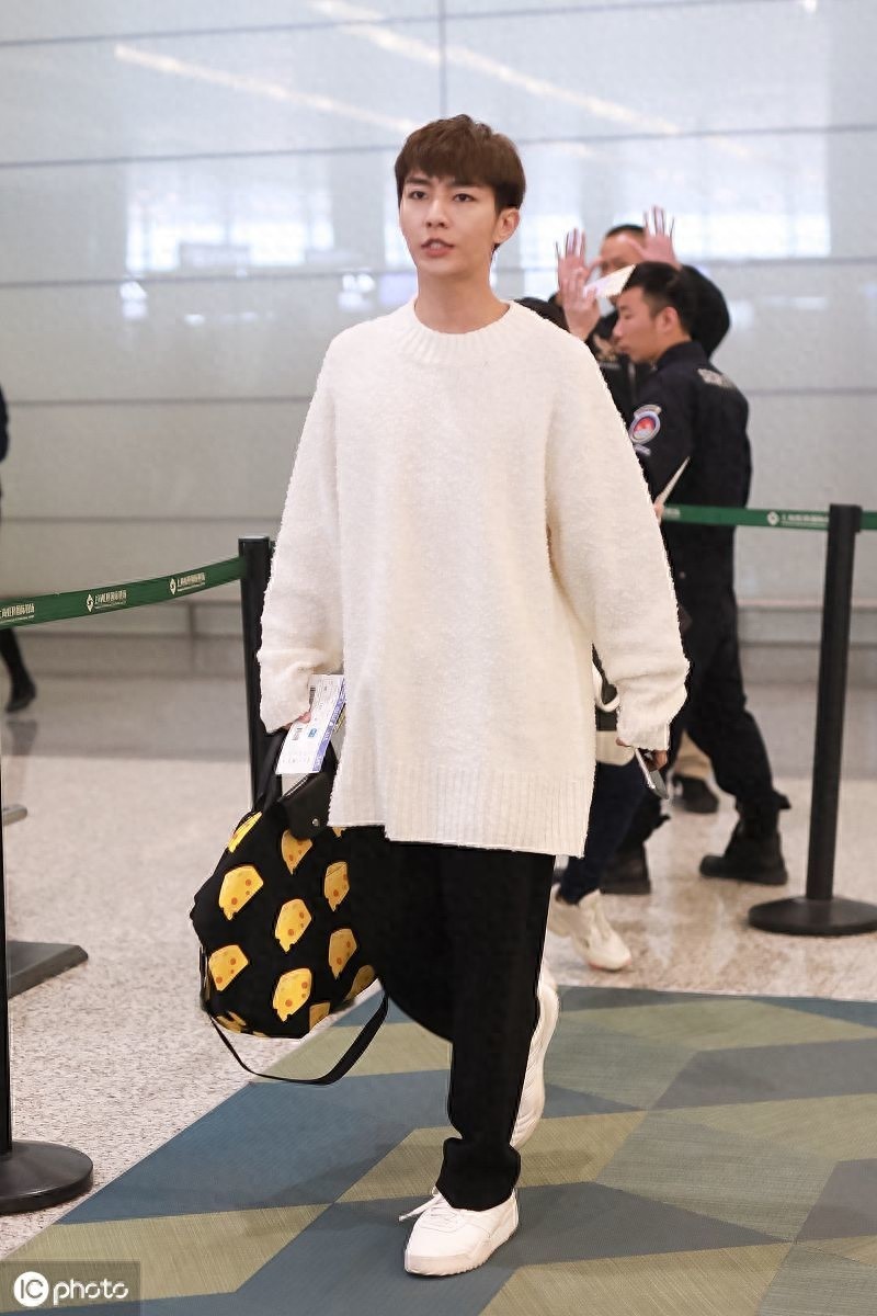 阳光男孩！炎亚纶现身机场获粉丝围绕，脸上笑容灿烂很有亲和力