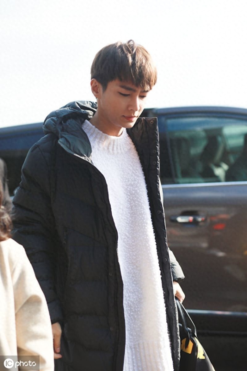 阳光男孩！炎亚纶现身机场获粉丝围绕，脸上笑容灿烂很有亲和力