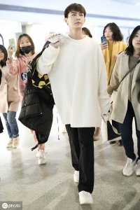 ​阳光男孩！炎亚纶现身机场获粉丝围绕，脸上笑容灿烂很有亲和力