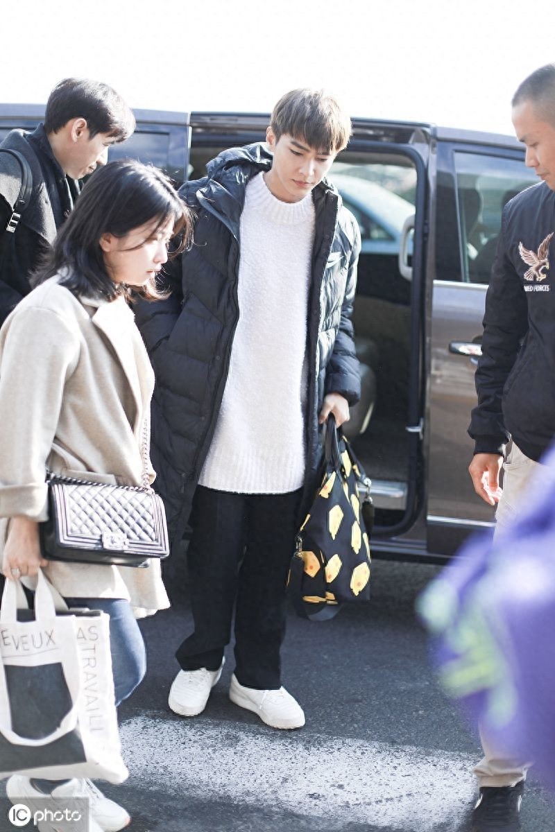 阳光男孩！炎亚纶现身机场获粉丝围绕，脸上笑容灿烂很有亲和力