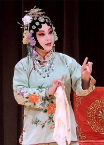 ​吃里爬外，她带领30名演员留美，发誓永不回国，如今过得怎样？