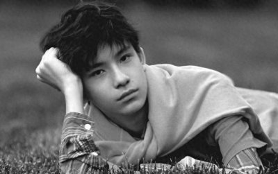 ​潘粤明儿子近照曝光，顶顶留长发长胡子，颜值比同时期爸爸差远了