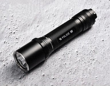 ​选择警用强光手电筒看哪里，学会这5个要点就行了