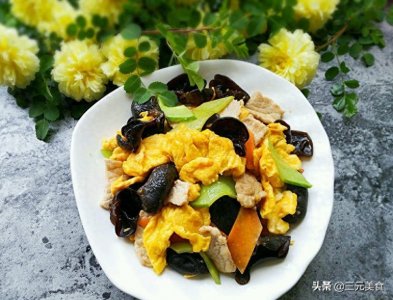 ​特色传统名菜木须肉：炒鸡蛋色黄而碎，类似木樨