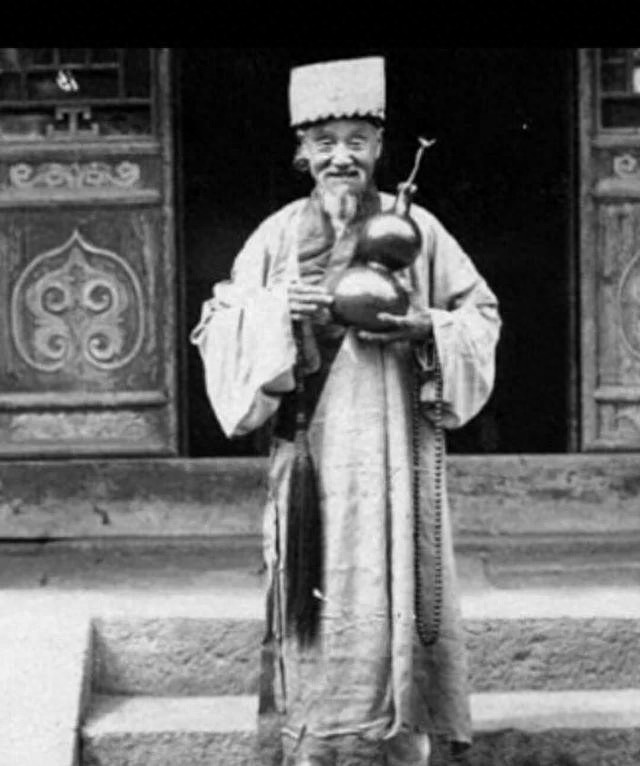 仙风道骨没错了，一组百年前隐居深山的道士老照片