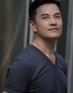 憨厚老实！吕良伟20岁儿子近照曝光，曾被甄子丹曝其暗恋自己女儿