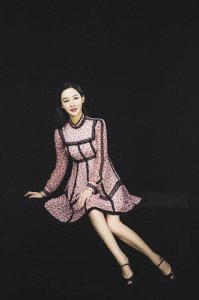 ​孙楠前妻买红妹近照，穿公主裙49岁笑容甜美，与50岁孙楠似两代人