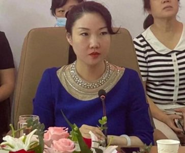 ​愚不可及，肆意炫富的美女副主任把自己炫“下马”了