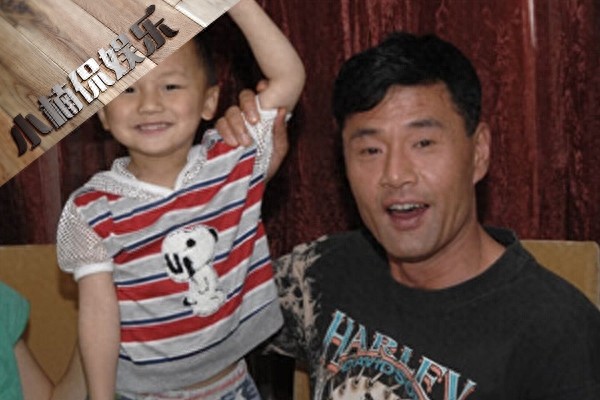 59岁于荣光全家近照，年轻时拍戏差点丧命，待丑妻20多年疼爱有加