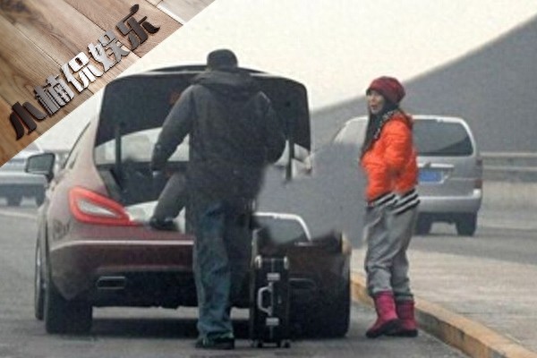 59岁于荣光全家近照，年轻时拍戏差点丧命，待丑妻20多年疼爱有加