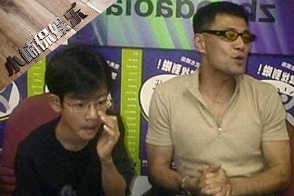 59岁于荣光全家近照，年轻时拍戏差点丧命，待丑妻20多年疼爱有加