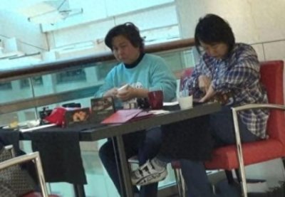 ​赌王二房女儿何超蕸，54岁独身一人，身体发福短发凌乱很接地气