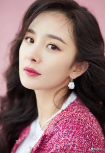 ​杨幂新剧脸部状态堪忧：脸成发面馒头、法令纹深，已不适合演古偶