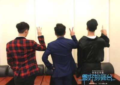 ​黄渤和陈伟霆张艺兴唱跳登春晚：小时候梦想实现了