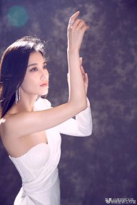 ​还记得当年的星女郎“黄圣依”吗，穿上丝袜仍然具有优雅的气质