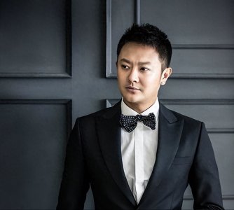 ​印小天：被哈琳娜“骗婚”，含泪送走癌症父亲后，44岁仍单身