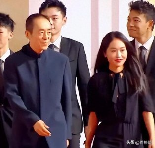 ​父子情深，张末与父亲张艺谋近照