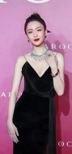 ​真乃极品，佟丽娅这性感身材，谁能顶的住啊！