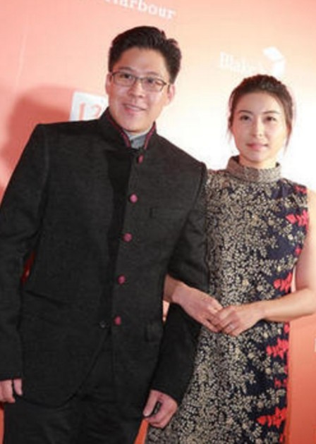 郭晶晶与老公霍启刚出席晚宴 嘟嘴卖萌心情好，大方任拍秀恩爱