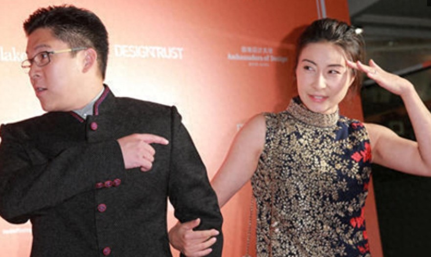 郭晶晶与老公霍启刚出席晚宴 嘟嘴卖萌心情好，大方任拍秀恩爱