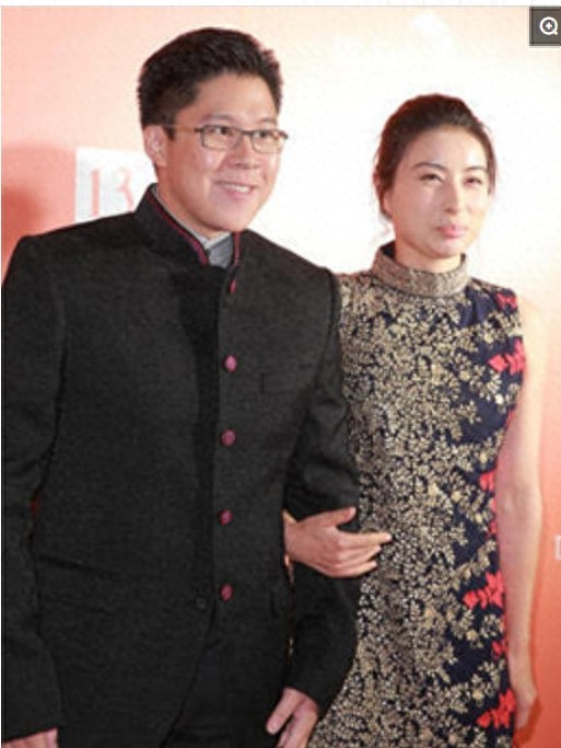 郭晶晶与老公霍启刚出席晚宴 嘟嘴卖萌心情好，大方任拍秀恩爱