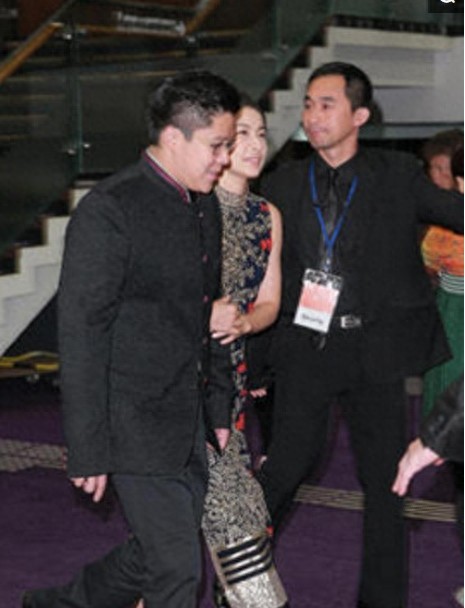 郭晶晶与老公霍启刚出席晚宴 嘟嘴卖萌心情好，大方任拍秀恩爱